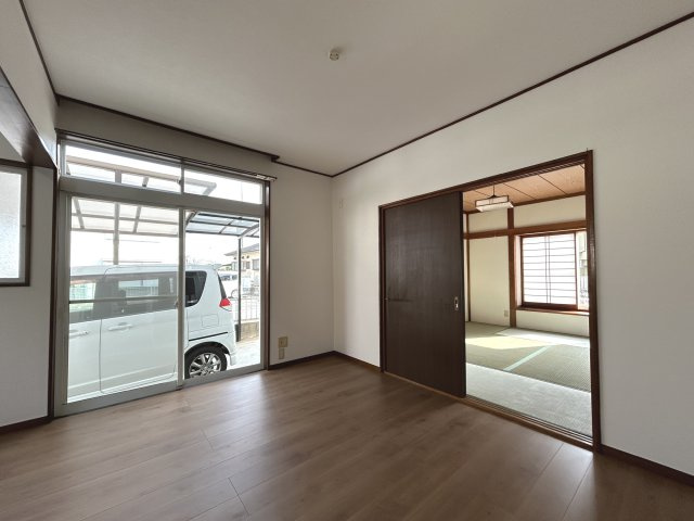 神谷3丁目住宅の居間・リビング|10帖のリビングダイニングの隣には和室があり広々と使えます