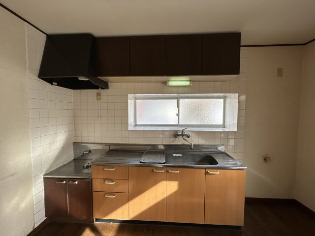 神谷3丁目住宅のキッチン|窓付きの明るいキッチン