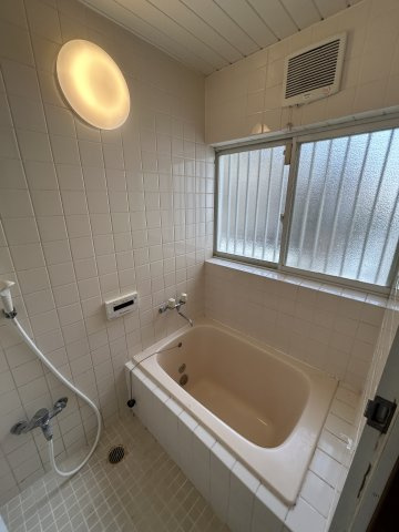 神谷3丁目住宅の浴室|窓付きで手軽に換気ができます　追い焚き機能も付いています