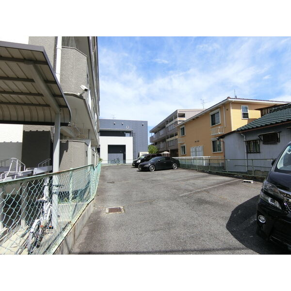 ハイツ小木田の駐車場