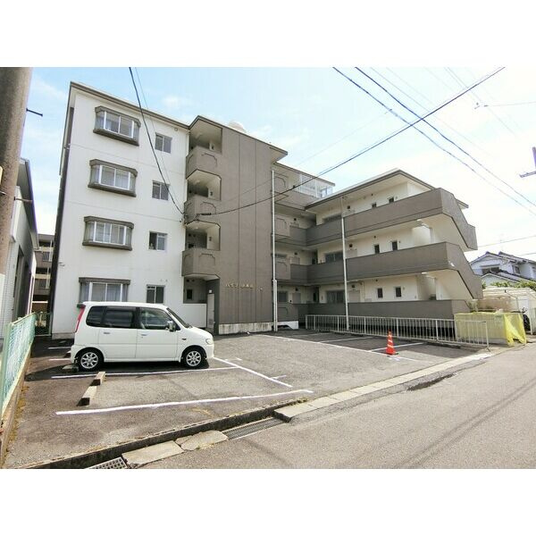 ハイツ小木田の駐車場