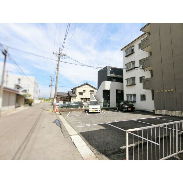 ハイツ小木田の駐車場