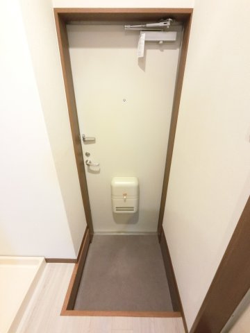 市川市塩焼３丁目のアパートの玄関