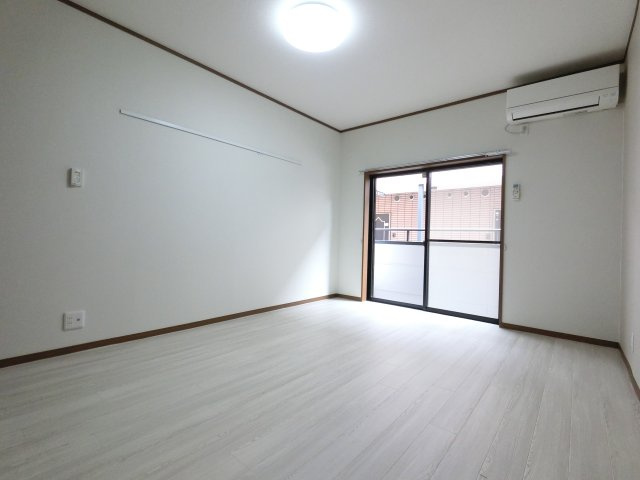 市川市塩焼３丁目のアパートの居間・リビング