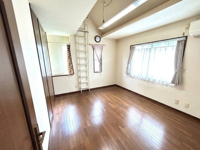 神戸市西区桜が丘西町1丁目　戸建の洋室|※AIによる家具消し等の処理を行っております。