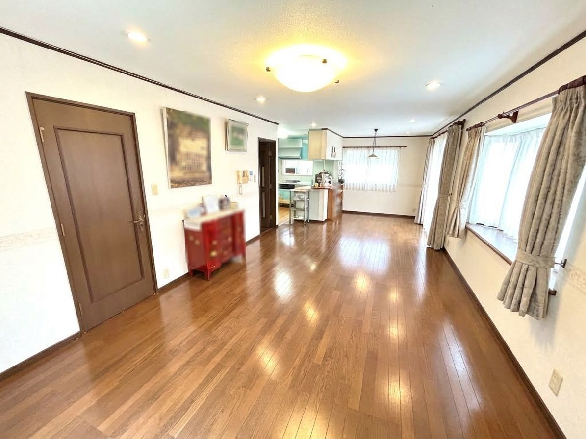 神戸市西区桜が丘西町1丁目　戸建の居間・リビング|※AIによる家具消し等の処理を行っております。