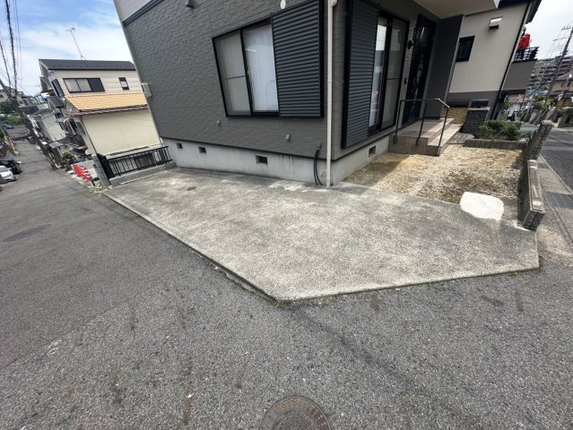 大津市本宮2丁目　リフォーム物件の駐車場