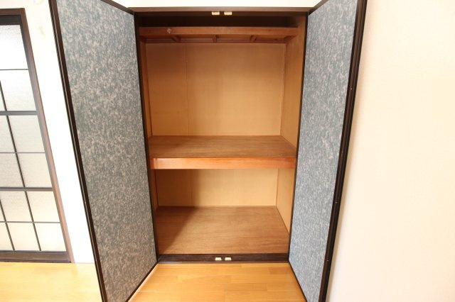 第1コーポおがたの収納|別部屋の写真です