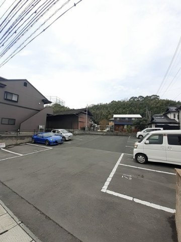 サンシャインハイツの駐車場