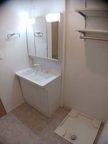 フローラ手鎌　Ⅱの洗面所|明るい洗面所です