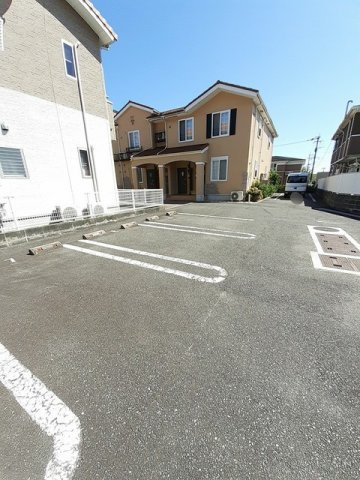 フォレストヒルズⅡの駐車場|車をお持ちの方に嬉しい駐車場付きの物件です