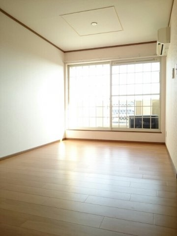 サンルート白川の内装|明るい室内です