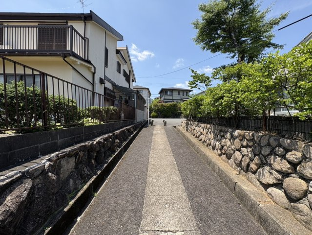吹田市高野台5丁目の周辺|北東側　吹田市高野台専用道路（歩道）【2025年6月28日撮影】