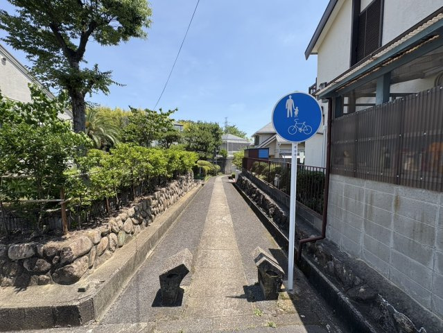 吹田市高野台5丁目の周辺|北東側　吹田市高野台専用道路（歩道）【2025年6月28日撮影】