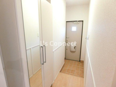 【玄関】 | ブライト６０５レジデンスⅣ | 背の高い下駄箱には鏡付きで身だしなみチェック。