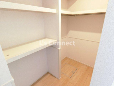 【収納】 | ブライト６０５レジデンスⅣ | ウォークスルークローゼットでお荷物もすっきり収納。
