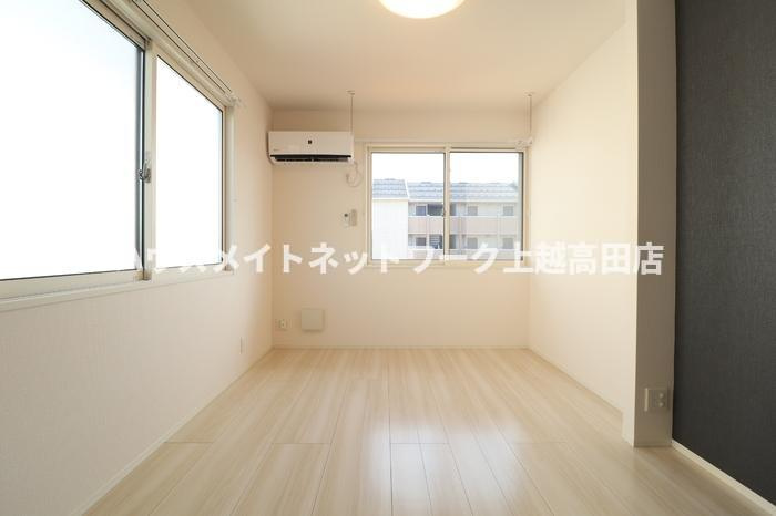 リナーシェ Ｂの居間・リビング|洋室