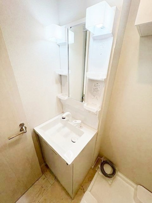 ★朝の支度に便利な独立洗面台★