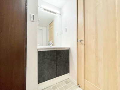 【独立洗面台】 | グランドムール堺ザビエル公園 | シャワー付水栓で洗面台でのシャンプーや毎日の掃除に大変便利ですね♪