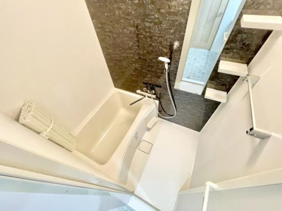 【浴室】 | グランドムール堺ザビエル公園 | アクセントパネルで落ち着きのある雰囲気を演出したバスルーム♪毎日の疲れを癒やすバスタイムをお楽しみ下さい！