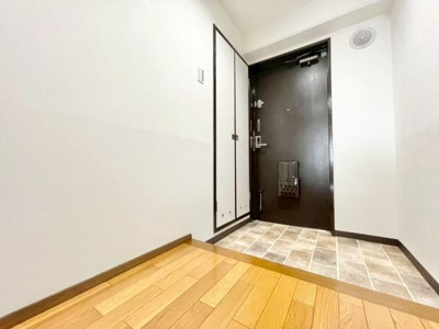 【玄関】 | グランドムール堺ザビエル公園 | シンプル且つモダンなエントランス＆ホール。ゆとりを感じさせる上質で明るい空間が住まう人や訪れる人を心地よく迎え入れてくれます。