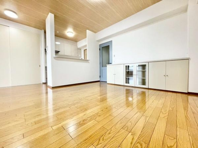 【居間・リビング】 | グランドムール堺ザビエル公園 | 家族の一体感を感じられるLDK！家族と過ごす時間を大切にする方にぴったりの住空間です♪