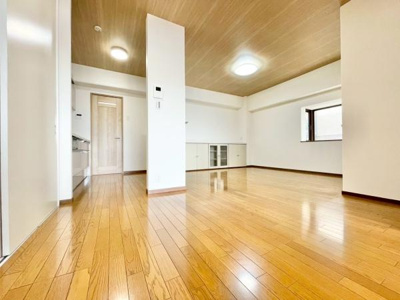 【居間・リビング】 | グランドムール堺ザビエル公園 | ここにはみんなが集い、食事と楽しい会話が始まる。話に夢中になりすぎて、ついつい時を忘れてしまう。そんな束の間の幸せを感じさせてくれる場所。