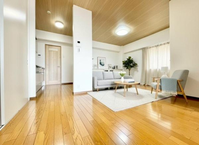 【居間・リビング】 | グランドムール堺ザビエル公園 | 【家具配置イメージ画像】ラグやソファで雰囲気を変えたりいろんなアレンジが楽しめます！