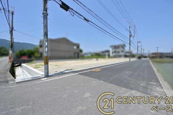 葛城市葛木の売地の前面道路含む現地写真|■現地撮影写真■前面道路６.６ｍ・間口も広く開放的！