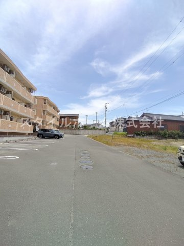 プログレスの駐車場|駐車場があるので、車を買う予定の方も安心です