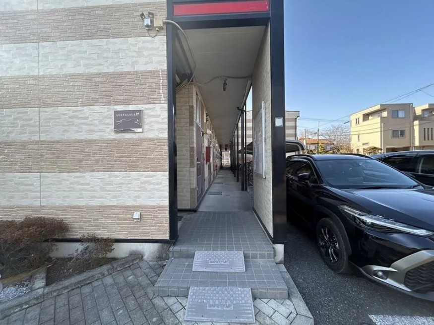 レオパレスstフロント指扇のエントランス