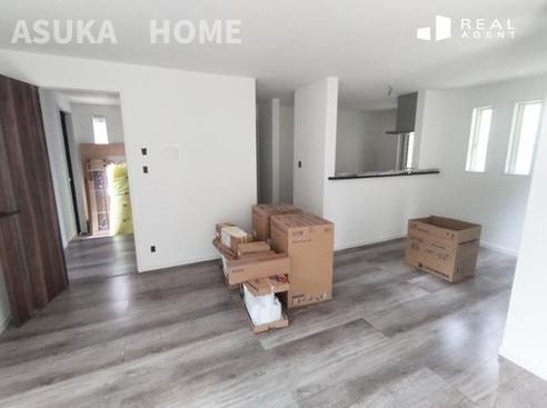 横浜市戸塚区柏尾町新築戸建ての居間・リビング|ゆったり過ごせるリビングです