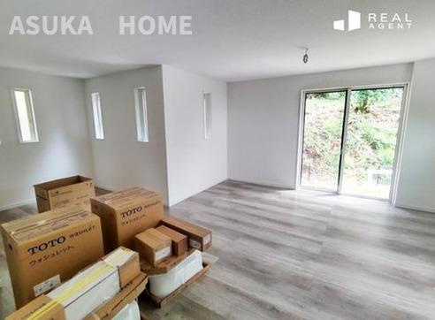 横浜市戸塚区柏尾町新築戸建ての居間・リビング|こちらの居間で趣味の時間をお楽しみください