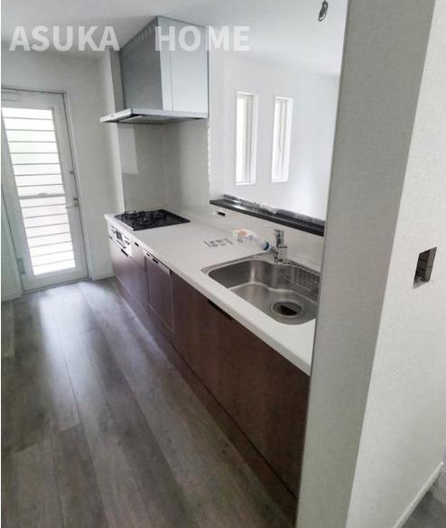 横浜市戸塚区柏尾町新築戸建てのキッチン|コンパクトなキッチンで掃除もラクラク