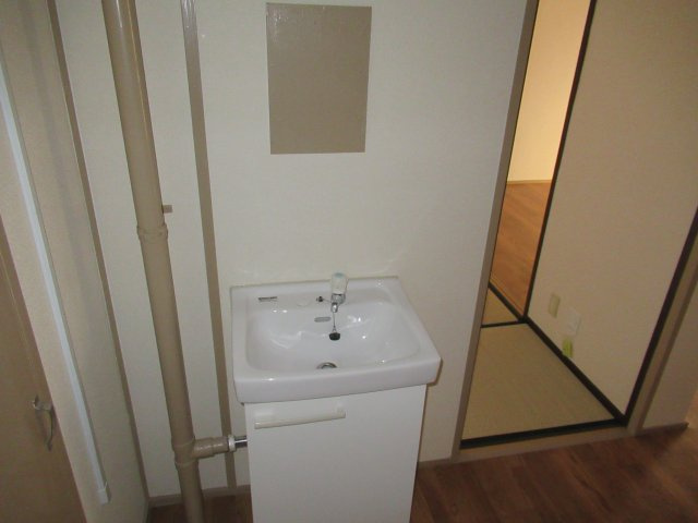 兵庫県公社　姫路青山５号棟の洗面所|スペースが確保できる洗面所です