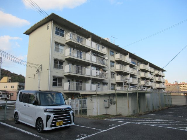 兵庫県公社　姫路青山５号棟の駐車場|車をお持ちの方に嬉しい駐車場付きの物件です