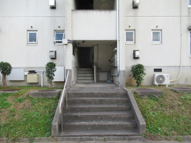 兵庫県公社　姫路青山５号棟のエントランス|清潔なエントランスです