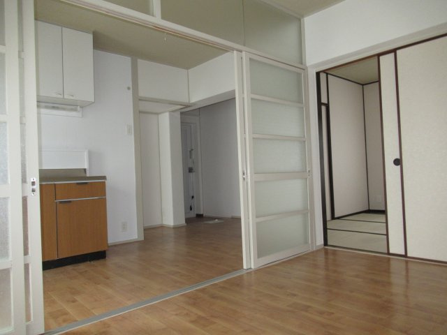 兵庫県公社　姫路青山５号棟の居間・リビング|ゆったり過ごせるリビングです