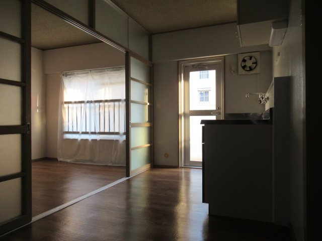 兵庫県公社　姫路青山５号棟の居間・リビング|ゆったり過ごせるリビングです