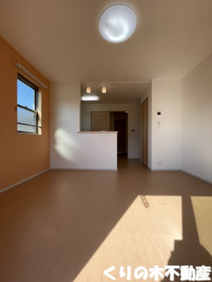 【居間・リビング】 | ウエストゼファー | こちらの居間で趣味の時間をお楽しみください