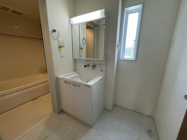 【独立洗面台】 | 【新築分譲住宅】河北町　谷地字田中　全4棟 | 【Powder room】
ご家族の1日が始まり、1日の終わりを締めくくる洗面空間。快適に過ごせることはもちろん、気品や優雅さを兼ね備えたパウダールームです。