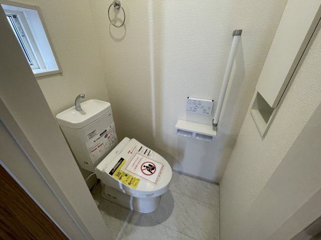 【トイレ】 | 【新築分譲住宅】河北町　谷地字田中　全4棟 | 【Toilet】
いつまでも清潔な空間であって頂けますように、目に留まるだけではなく、汚れをふき取り易いフロアと壁紙をチョイス致しました。洗浄便座になっておりますので、とても清潔にご使用いただけます。