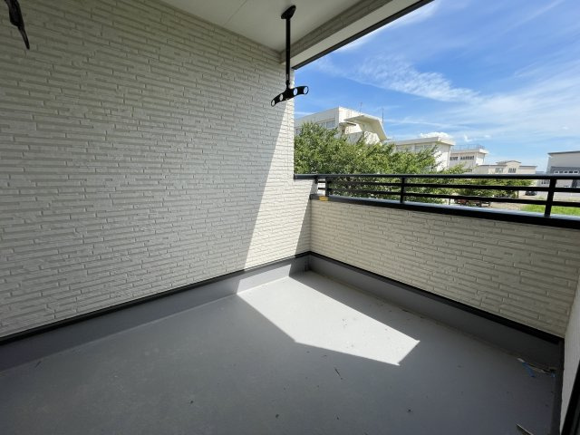 【バルコニー】 | 【新築分譲住宅】河北町　谷地字田中　全4棟 | 【Balcony】
広いバルコニーは暮らしの中での光と風を演出してくれています。開放的な空間をお楽しみください。