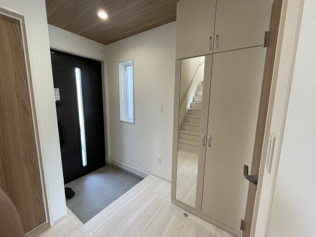 【玄関】 | 【新築分譲住宅】河北町　谷地字田中　全4棟 | 【Entrance】
居住者の帰り、訪れる方を優しく迎え、やすらぎに満ちた生活空間を予感させる。健やかな暮らしを楽しめそう。