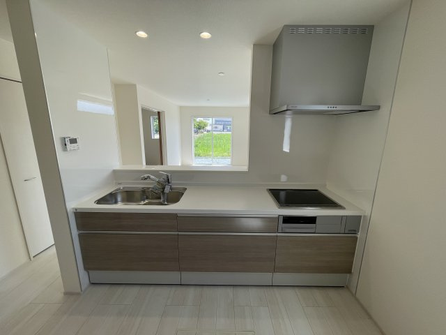 【キッチン】 | 【新築分譲住宅】河北町　谷地字田中　全4棟 | 【Kitchen】
家事動線やリビングとのつながりに配慮し、食事の準備や片付けなどの家事を楽しくするキッチンスペースに仕上げました。毎日使う場所だから気持よく使えて、居心地の良い空間に。