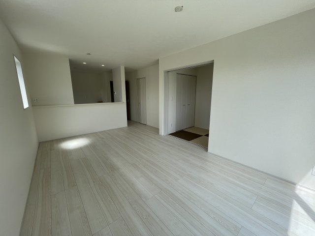 【居間・リビング】 | 【新築分譲住宅】河北町　谷地字田中　全4棟 | 【Living room】
明るく開放的な空間が広がるLDK。室内には豊かな陽光が注ぎ込み、爽やかな住空間を演出。ホームパーティーでもゲストと一緒に料理を楽しみながら楽しい時間を過ごせそう。