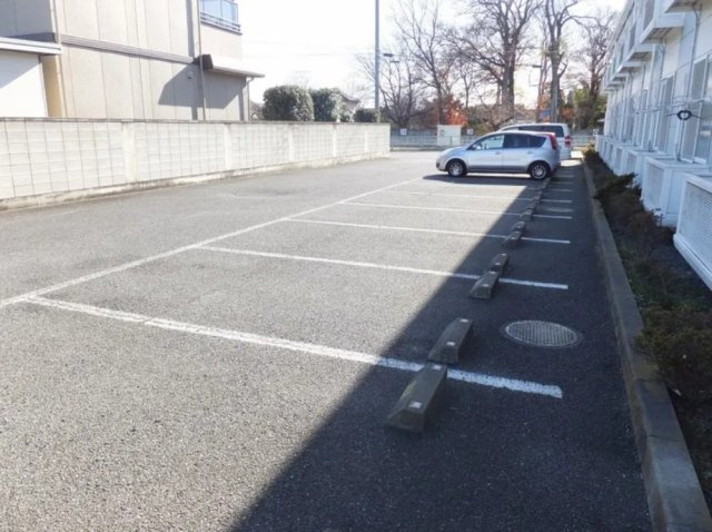 レオパレスレジェンドの駐車場