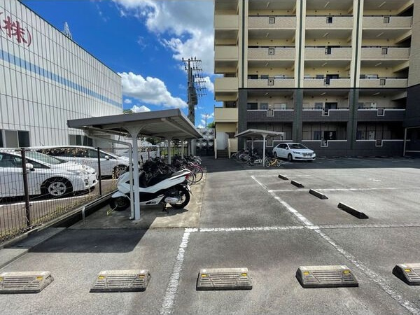 E.POPULAR　Ⅱの駐車場|敷地内に駐車場がございます