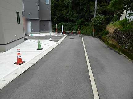 広島市安佐北区可部８丁目　新築一戸建て(全3棟) の前面道路含む現地写真