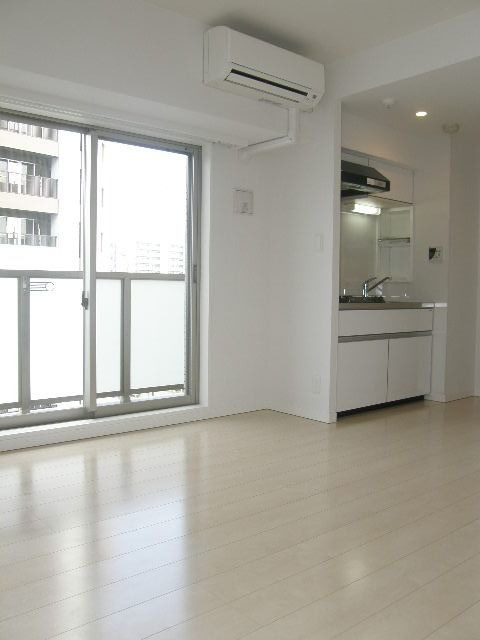 西新ROOMSの居間・リビング